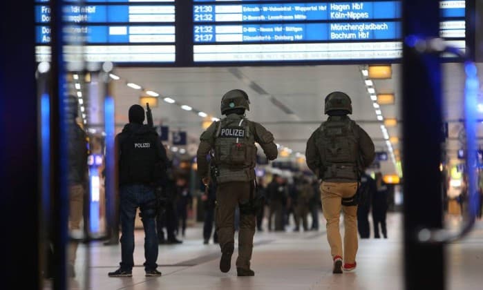 Homem com machado fere ao menos 7 pessoas em estação de Dusseldorf, na Alemanha