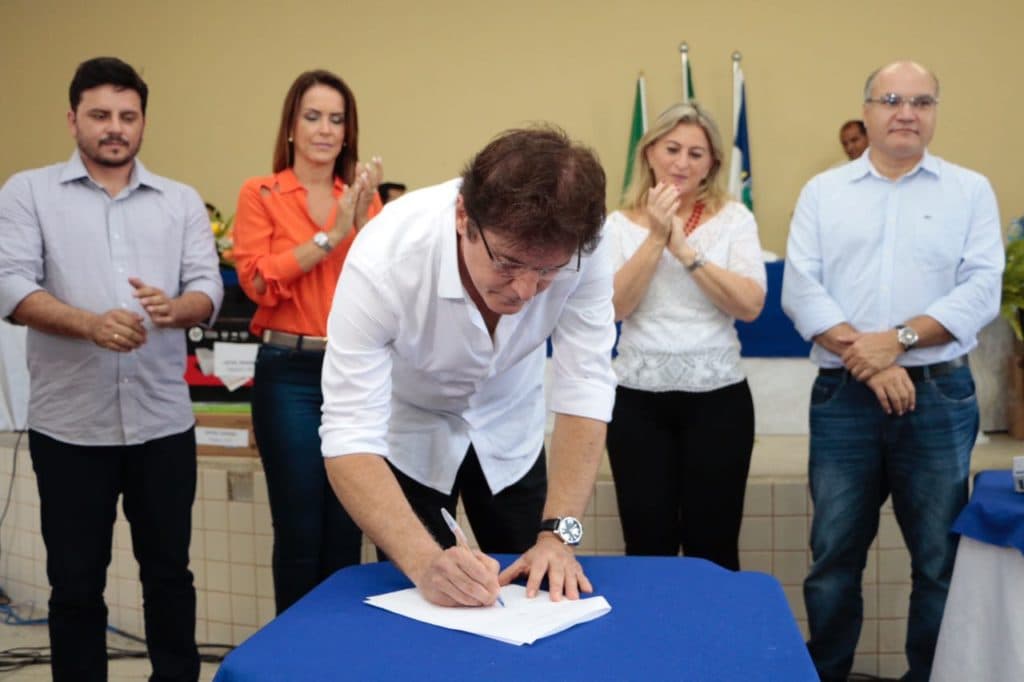 FOTOS: Governador assina contratos de inclusão produtiva e acesso à água para municípios do Oeste