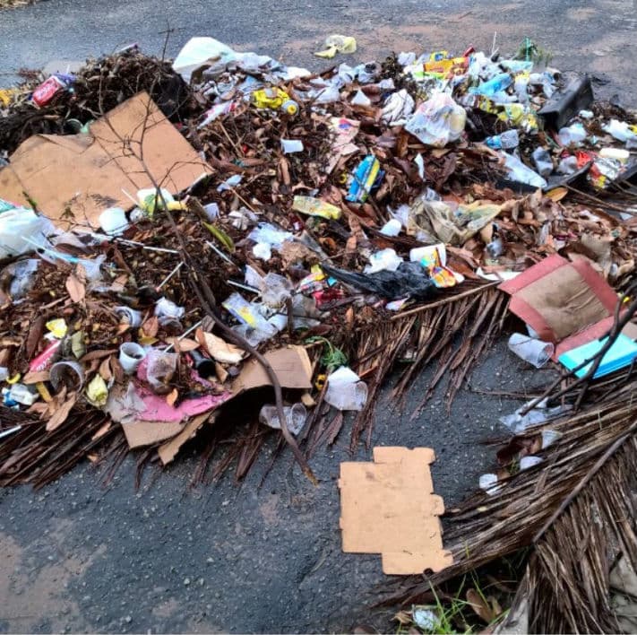 FOTOS: Lixo e depredação na Praça Cívica, em Petrópolis