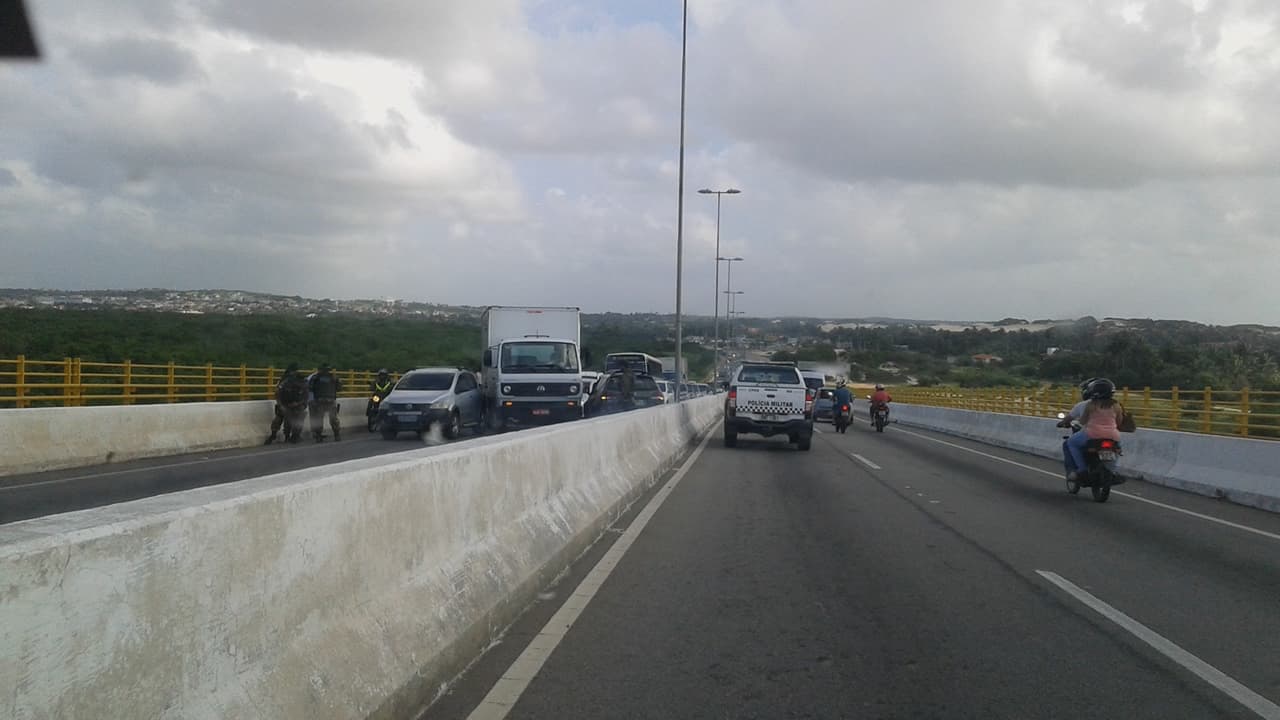 FOTO: Acidente envolvendo dois carros e um caminhão interdita trecho da ponte Newton Navarro