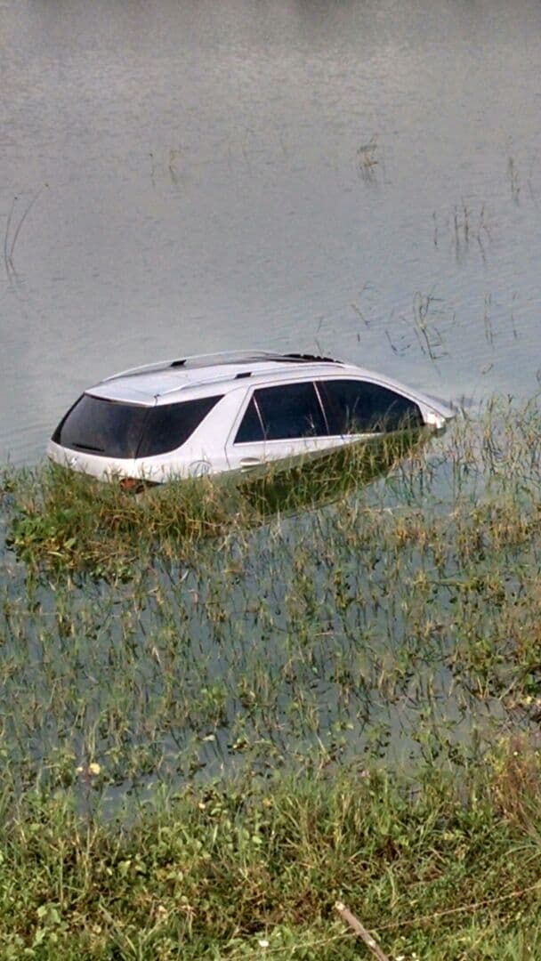 FOTOS: Motorista perde controle de Mercedes e cai em lago após a Moema Tinôco