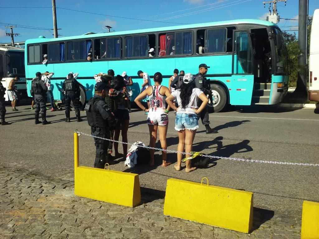 FOTOS: Polícia faz "pente fino" na torcida do Santa Cruz-PE, para jogo contra o ABC, na Arena das Dunas, nesta sexta