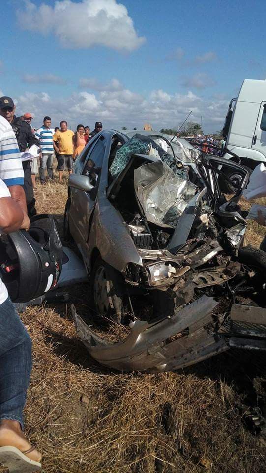 FOTO: Grave acidente envolvendo carro de passeio e carreta na manhã desta segunda no RN