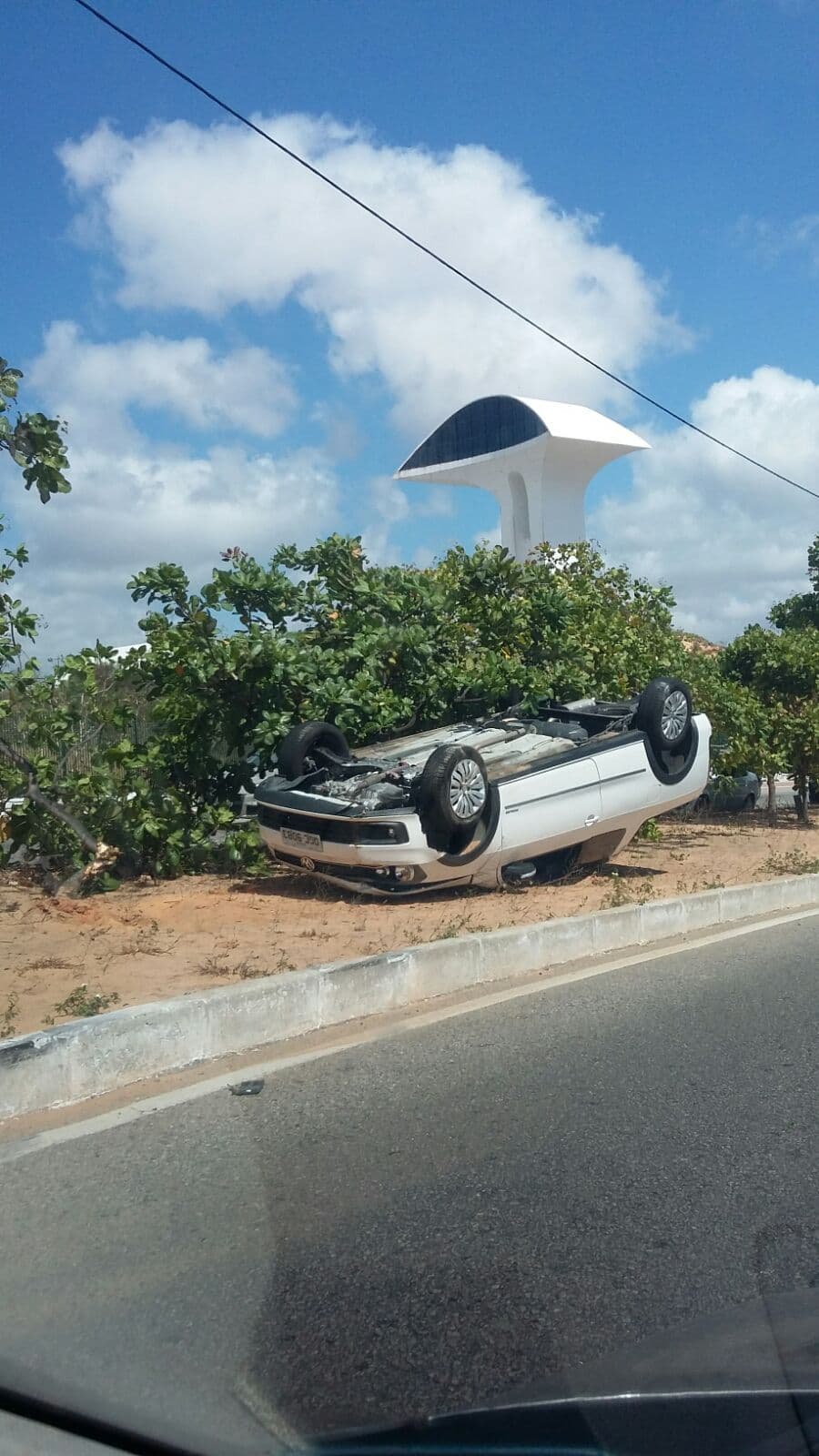 FOTOS: Veículo capota em acidente no prolongamento da Prudente de Morais