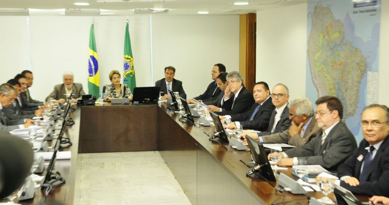 FOTOS: Em reunião em Brasília com a presença da presidente Dilma, Ezequiel confirma ampliação das ações de combate a seca no RN
