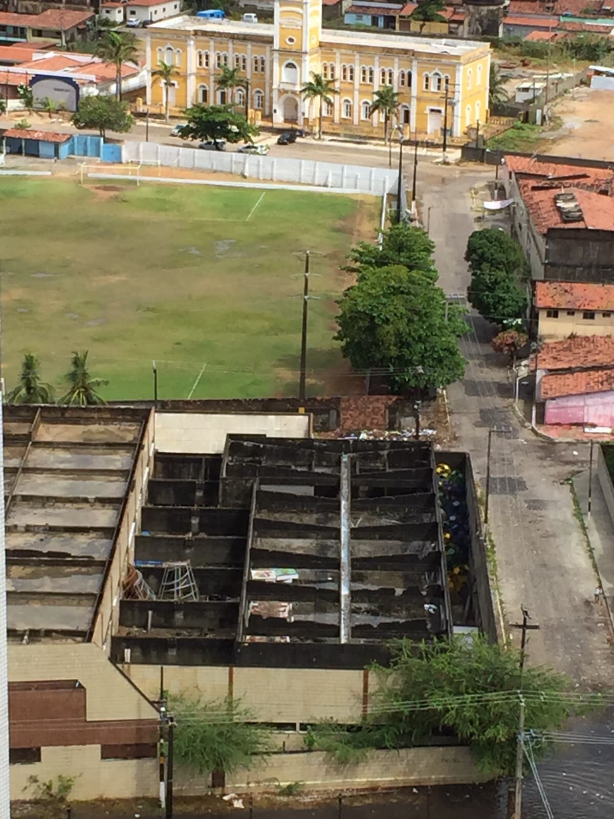 FOTOS: Com 1ª pancada de chuva do verão, antigo prédio na Ribeira vira potencial criadouro de mosquito e rua alaga em Petrópolis