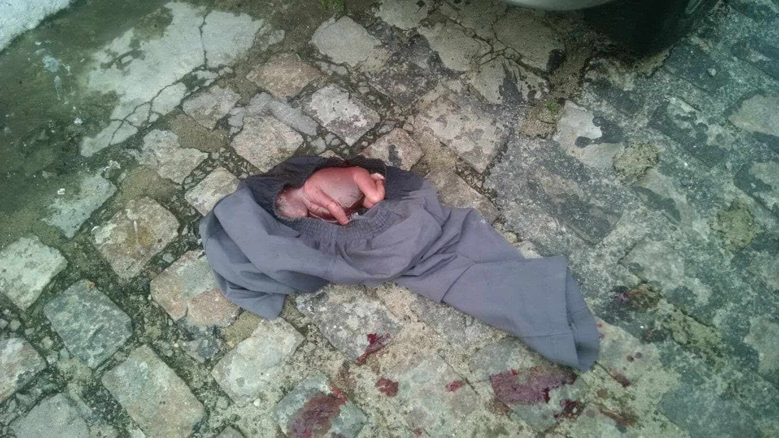 Feto de menina de aproximadamente 7 meses é encontrado em Areia Preta