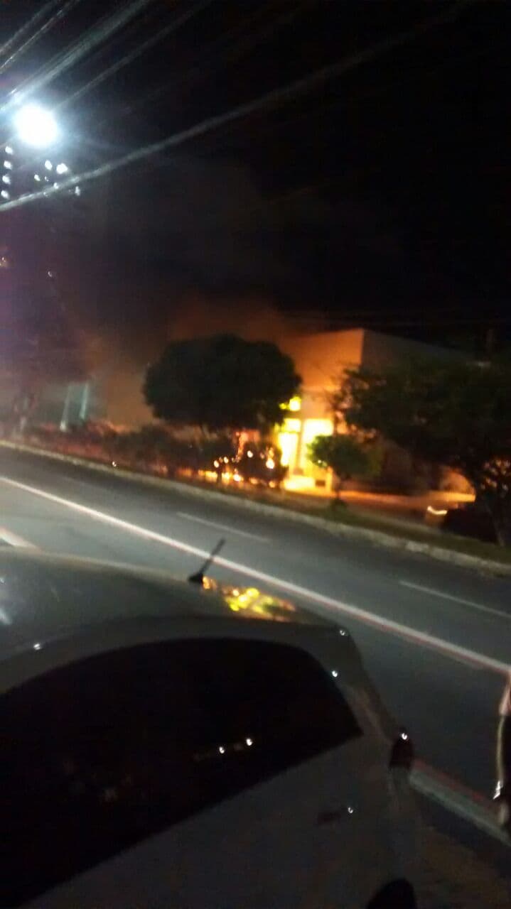 FOTO E VÍDEOS: Incêndio de veículo na Av. Prudente de Morais com ação dos bombeiros; dono do carro dá depoimento dramático