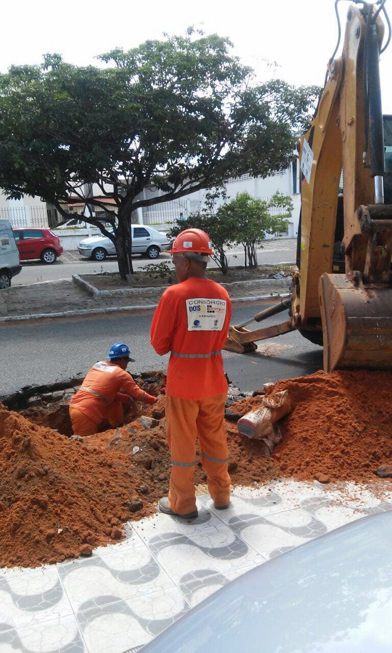 FOTOS E VÍDEO: Na Presidente Bandeira, obra de saneamento básico "ganha" buraco e perigo de acidente é iminente