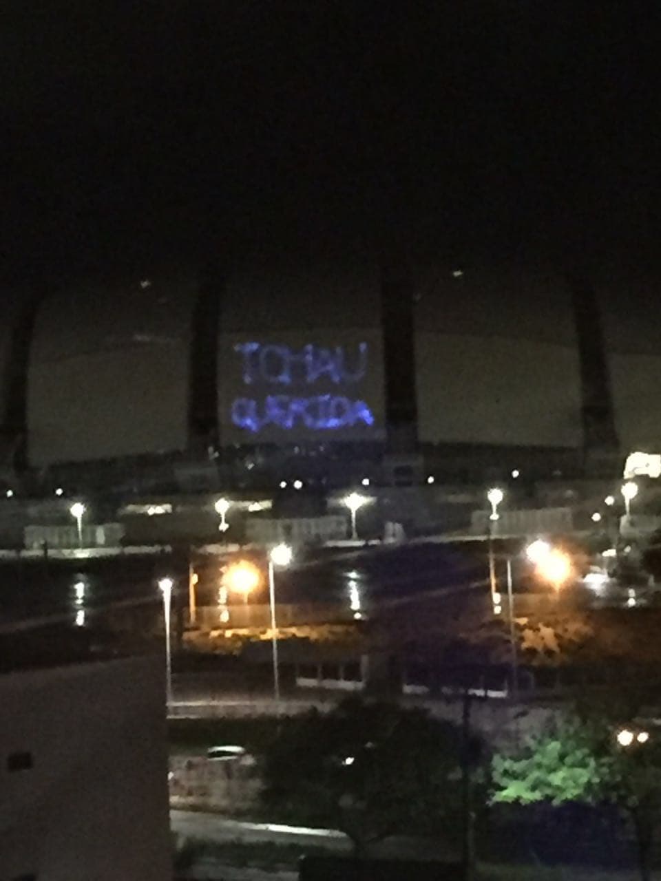 FOTO: Projeção na Arena das Dunas neste momento diz: "Tchau Querida"