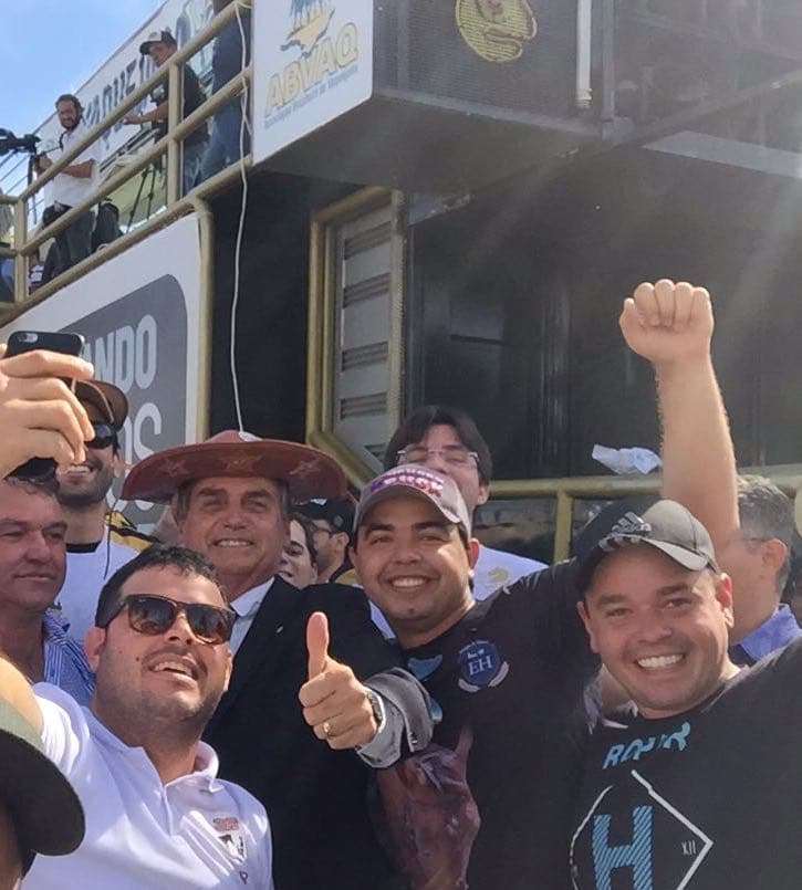 FOTO E VÍDEO: Protesto de vaqueiros na Esplanada tem hino nacional e apoio do deputado Jair Bolsonaro