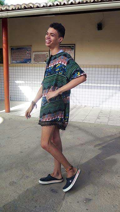 FOTO: Aluno é barrado na porta da escola em Mossoró por querer entrar de vestido