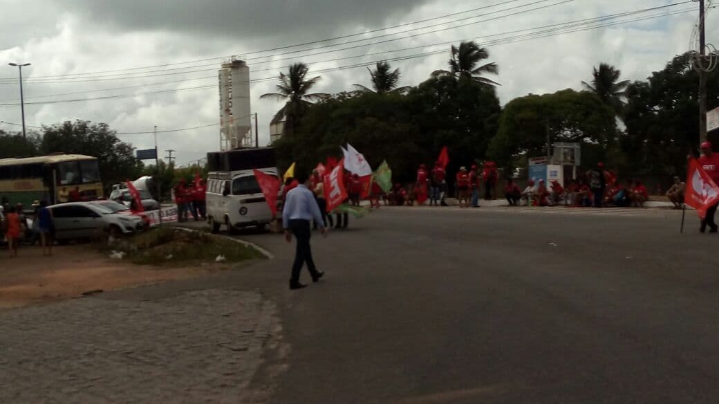 FOTOS: Manifestantes bloqueiam trevo que dá acesso ao aeroporto da Grande Natal
