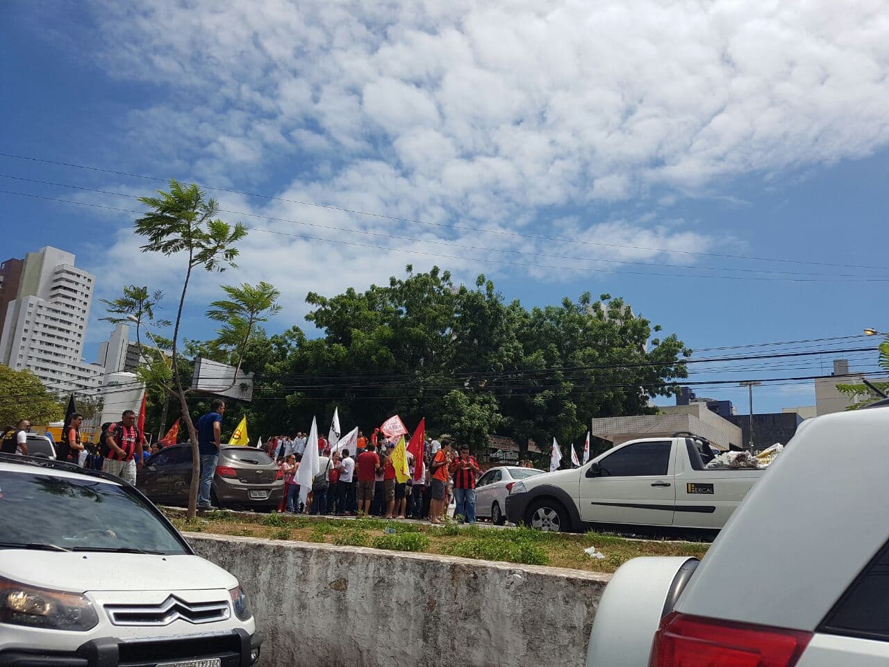 FOTO: Manifestantes liderados pela CUT e simpatizantes realizam protesto e caminham até o Centro Administrativo