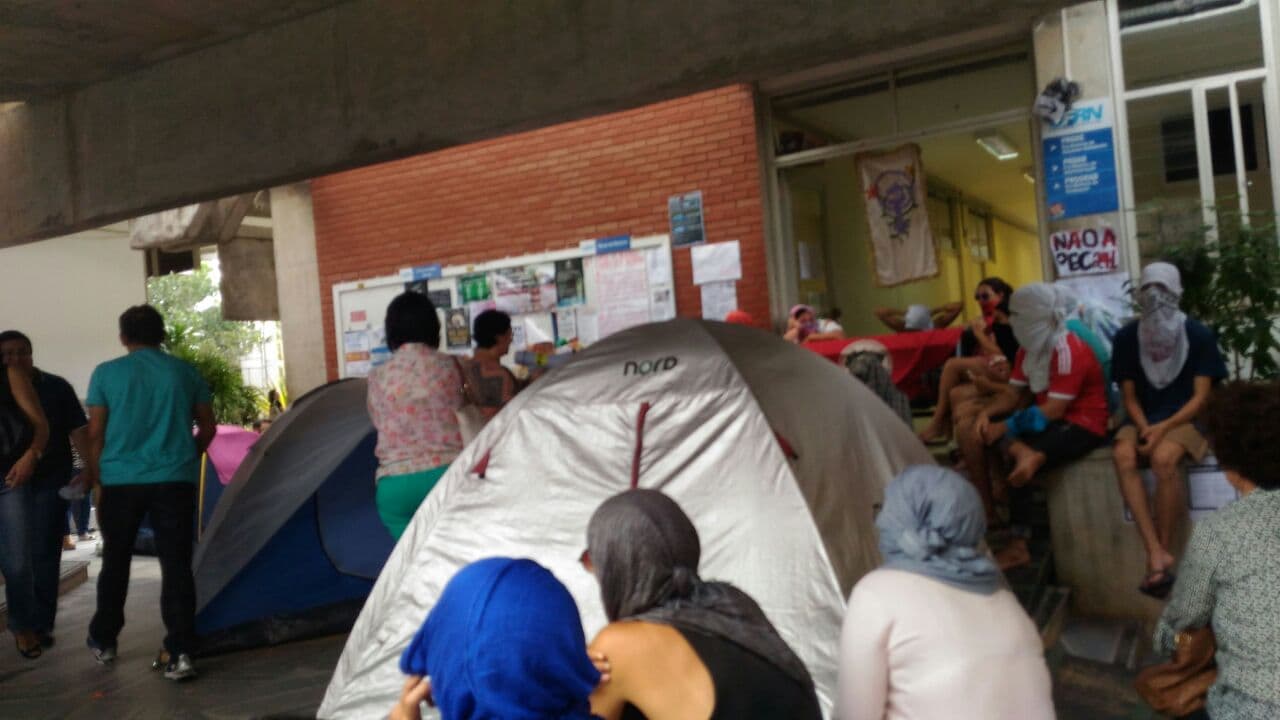 FOTOS: Mascarados, estudantes que ocupam a UFRN estão bloqueando o acesso de funcionários
