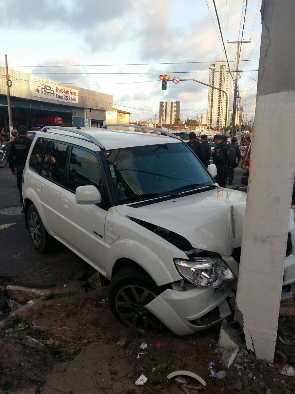FOTOS: Suspeitos batem veículo em poste e são presos após perseguição em Natal