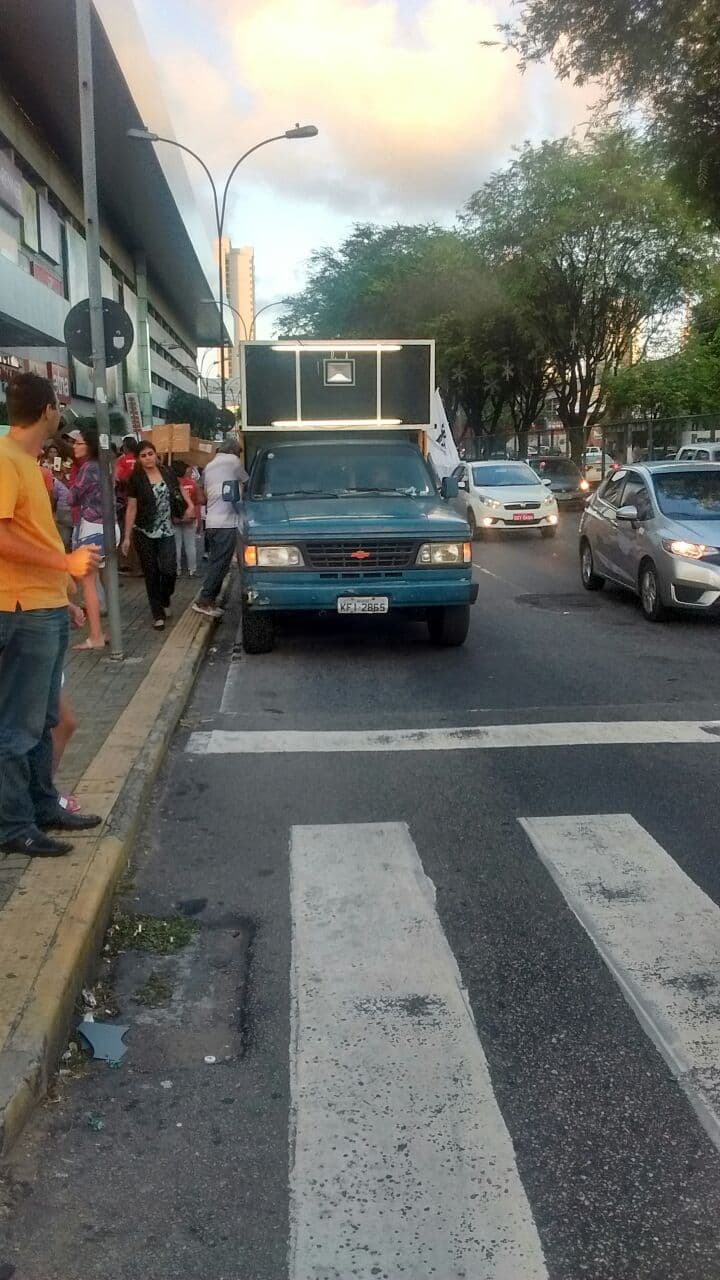 FOTOS: Fim do dia nesta sexta em Natal com movimentação tímida de manifestantes nas imediações do Midway