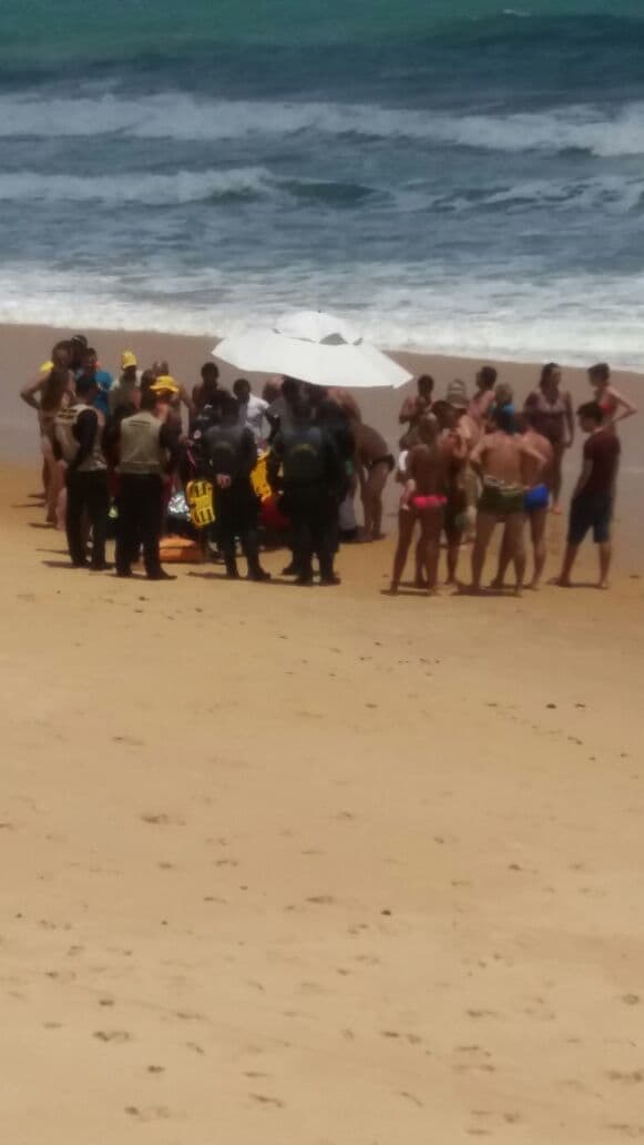 FOTO: Garçons salvam três pessoas de afogamento em Ponta Negra