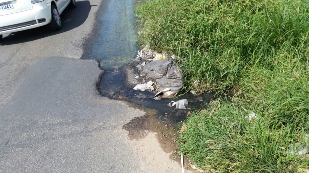 FOTOS: Esgoto "a céu aberto" na Avenida das Fronteiras