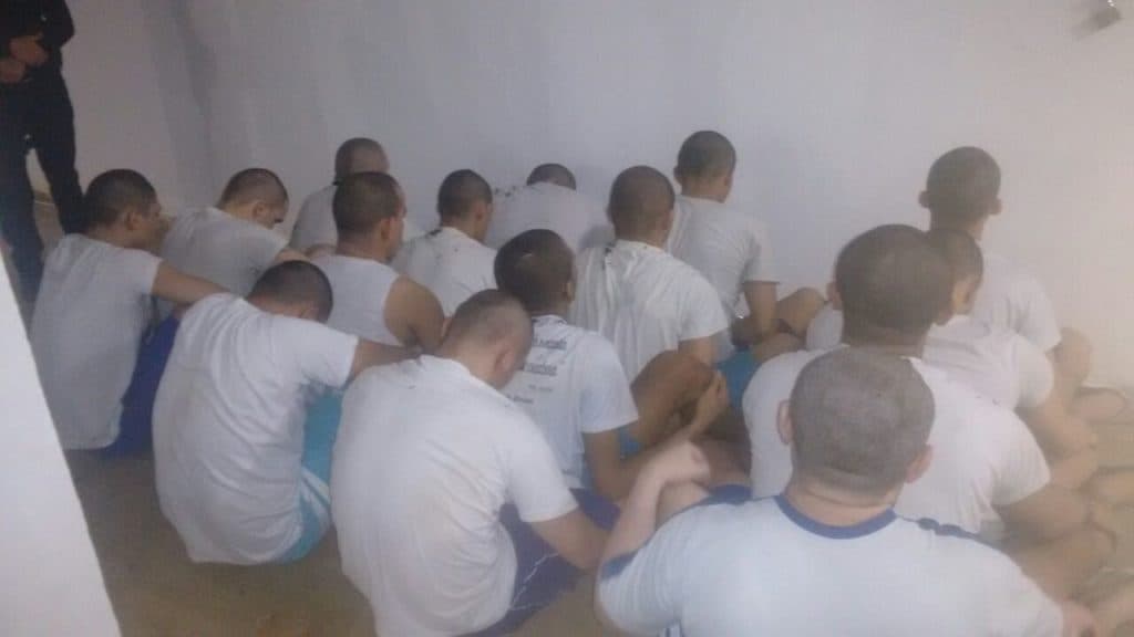 FOTOS: Agentes penitenciários com apoio do GTO apreendem celulares na Cadeia Pública de Mossoró