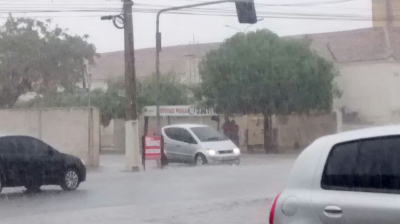 FOTOS E VÍDEOS: Fortes pancadas de chuva em Assú nesta segunda