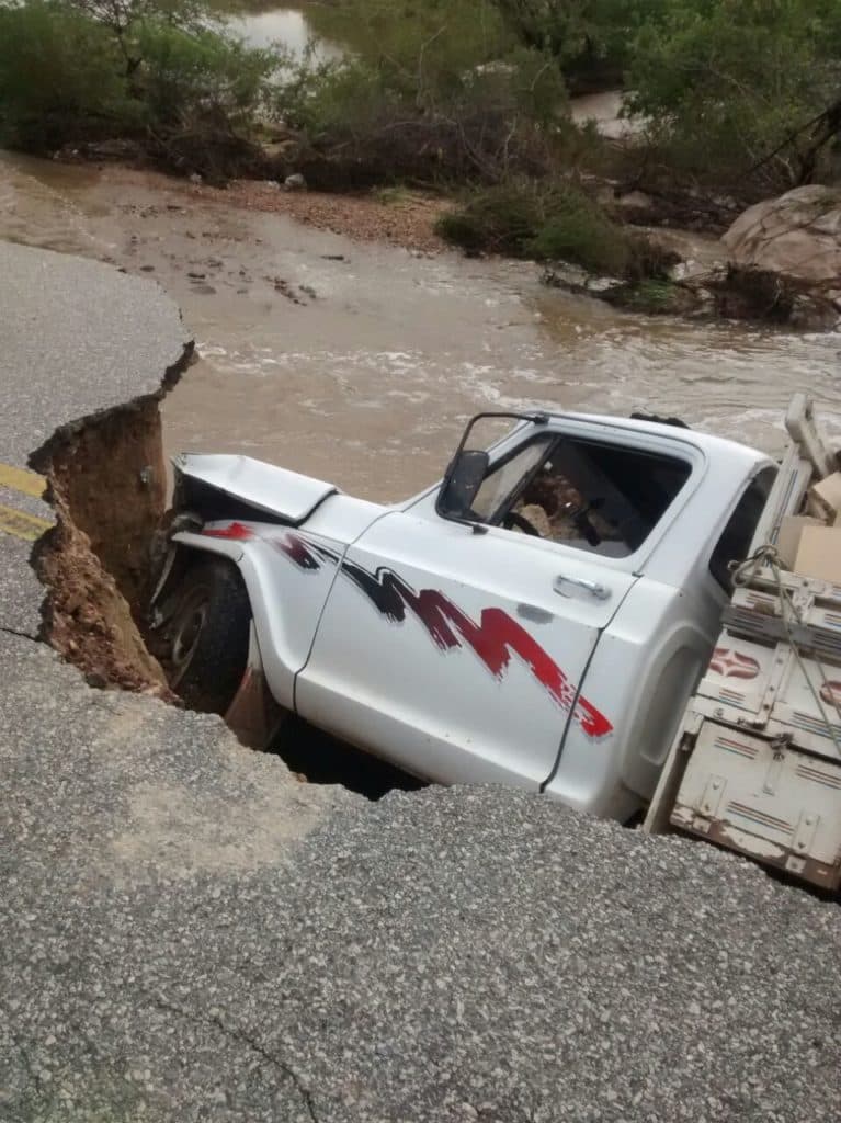 FOTOS: Pista cede e caminhonete cai em riacho em rodovia no RN