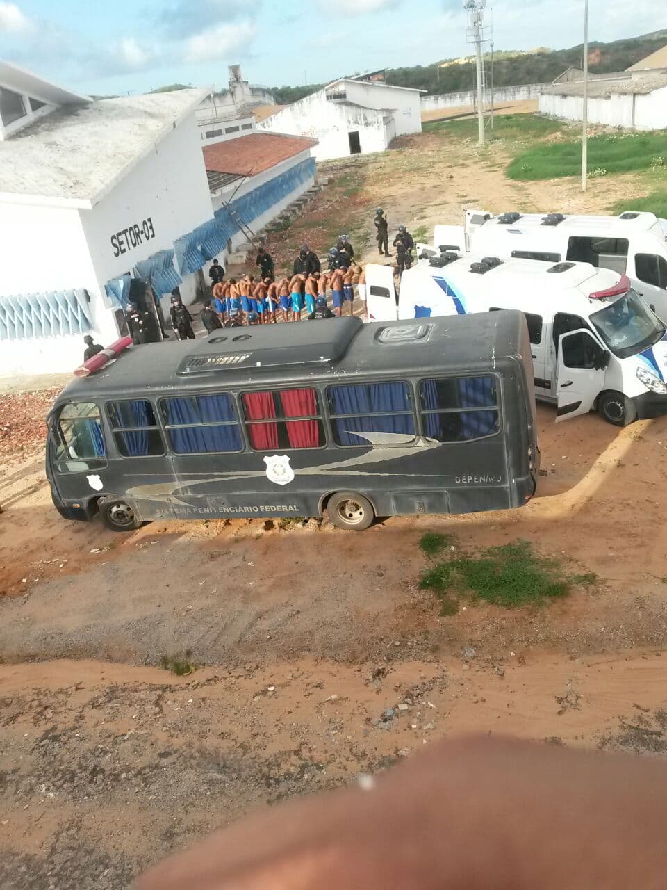 ALCAÇUZ -(FOTOS): Operação transfere presos de facções rivais para pavilhão reformado