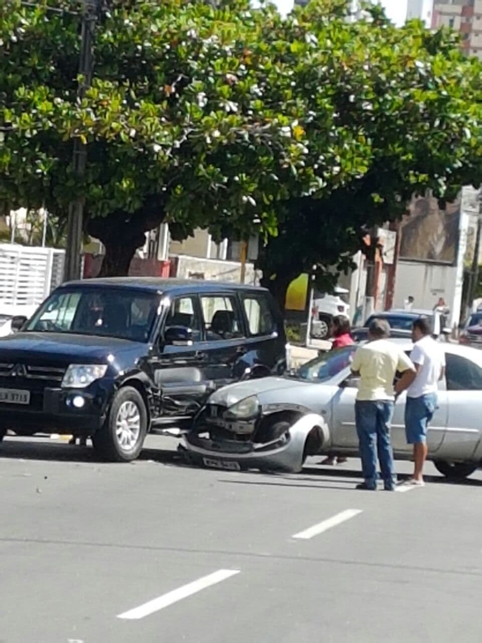 FOTO: Colisão de veículos em trecho da Avenida Afonso Pena com a rua Açu, na Zona Leste de Natal