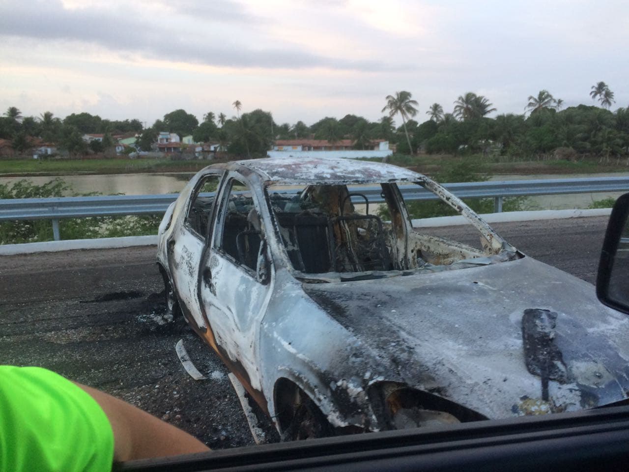 FOTOS: Após ação criminosa em bancos em João Câmara, bandidos espalharam grampos na estrada e vários veículos furaram pneus
