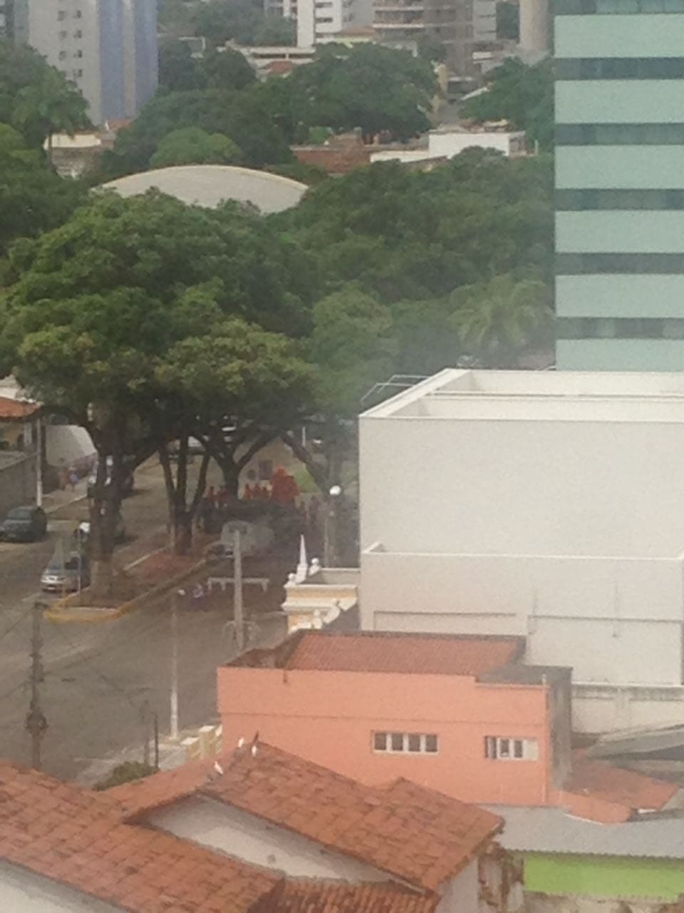 FOTO: Aos gritos e com carros de som, manifestantes protestam em frente ao apartamento do deputado Rogério Marinho, em Natal