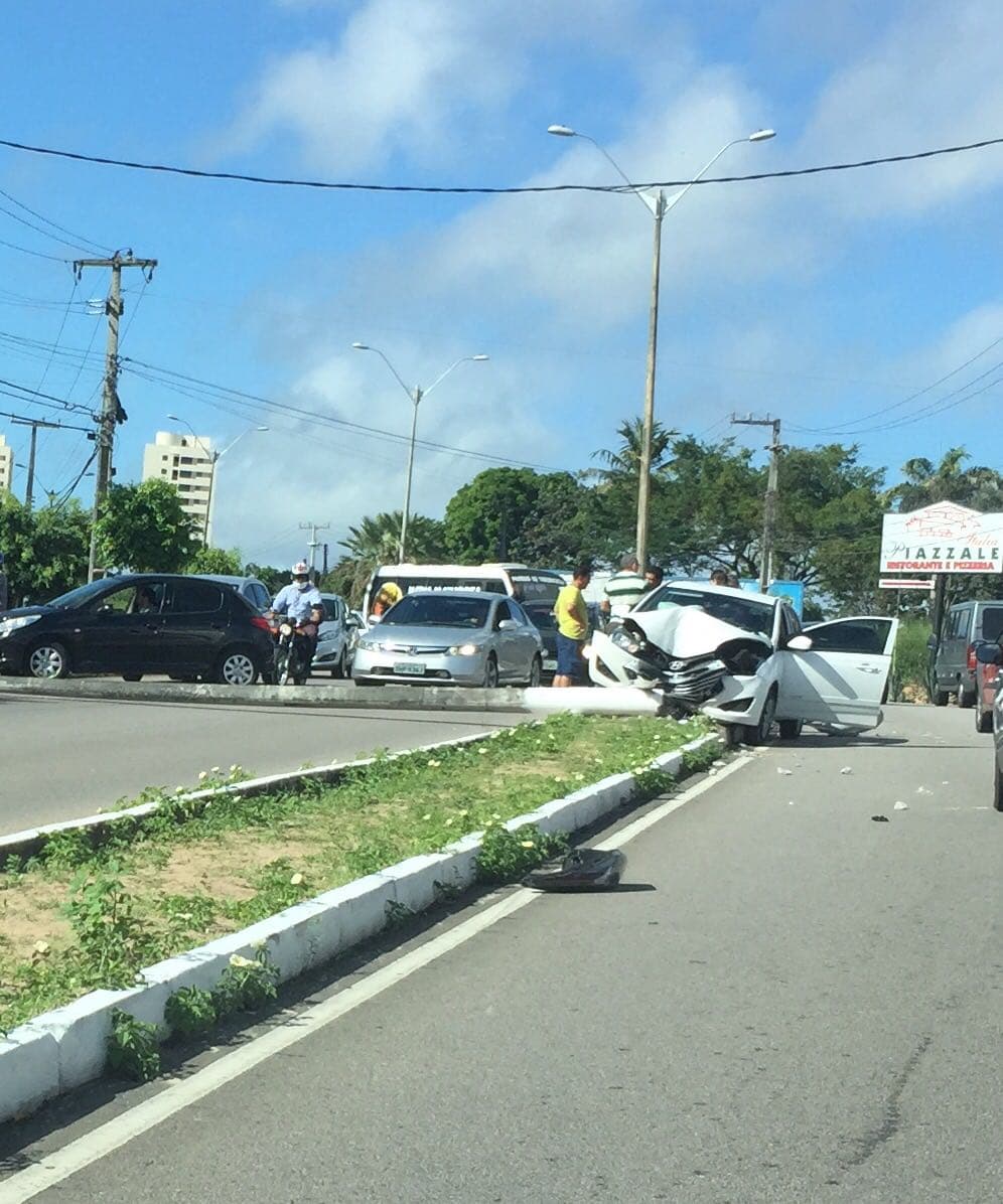 FOTO: Tráfego no sentido Pirangi-Ponta Negra parado por causa de acidente na Rota do Sol, e poste derrubado