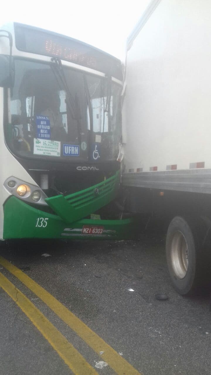 FOTO: Acidente com ônibus da linha 57 em Natal na tarde desta terça