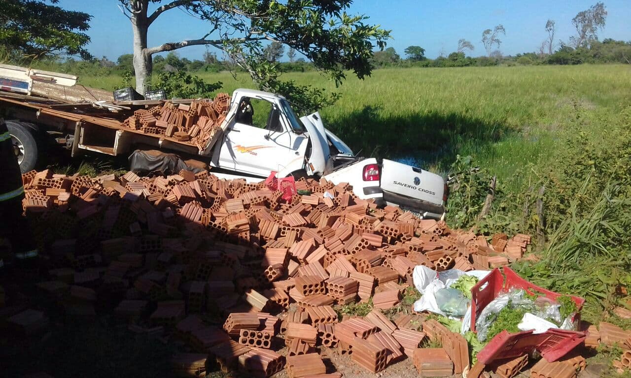 FOTOS: Grave acidente na Grande Natal envolvendo caminhão e Saveiro na manhã desta sexta
