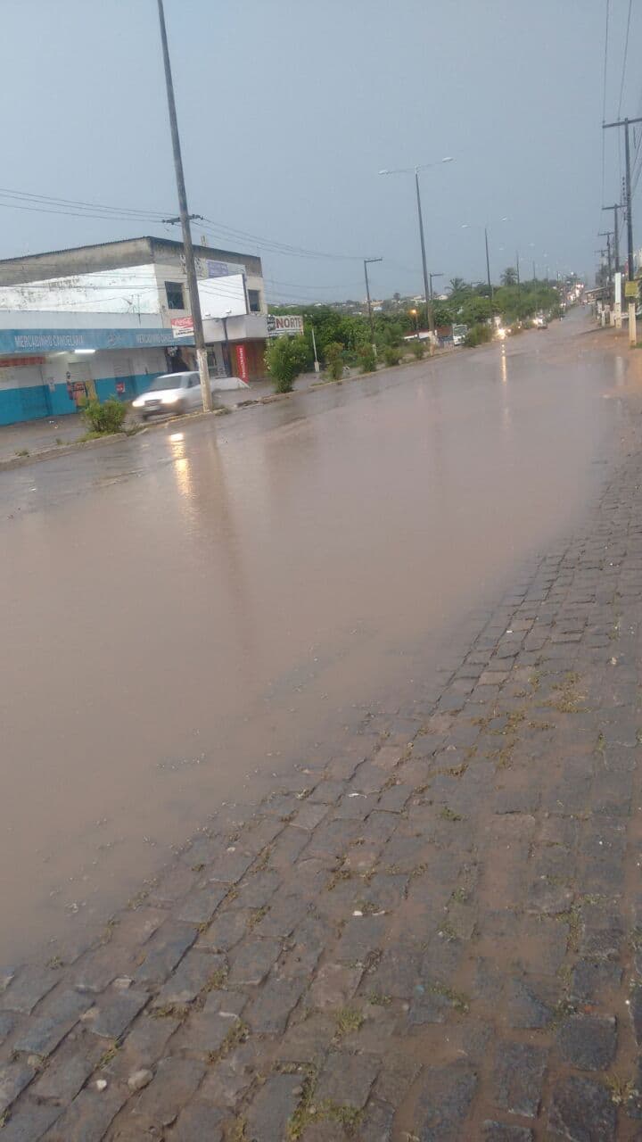 FOTO: Trecho da estrada da Redinha nas imediações da Moema Tinôco com alagamento