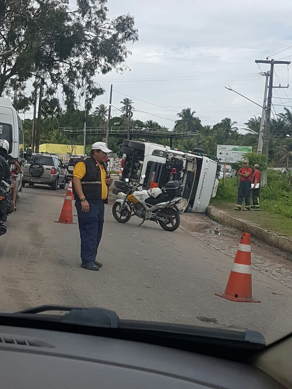 FOTOS: Caminhão carregado de botijões de gás tomba na Grande Natal