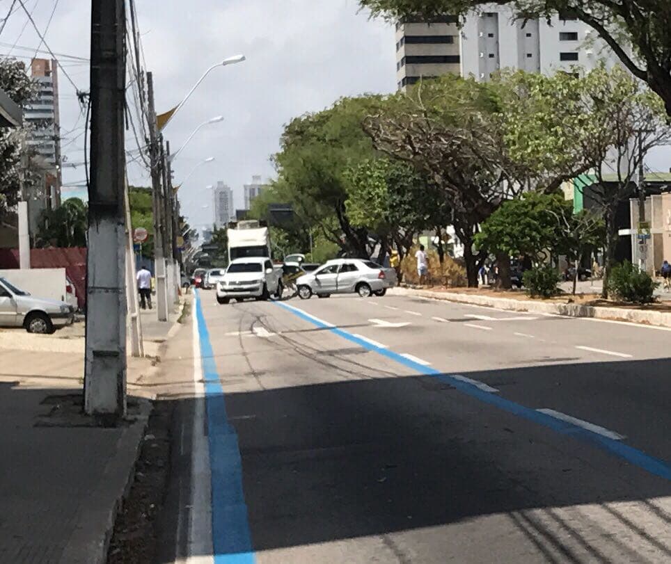 FOTOS: Colisão entre dois carros na Av. Hermes da Fonseca