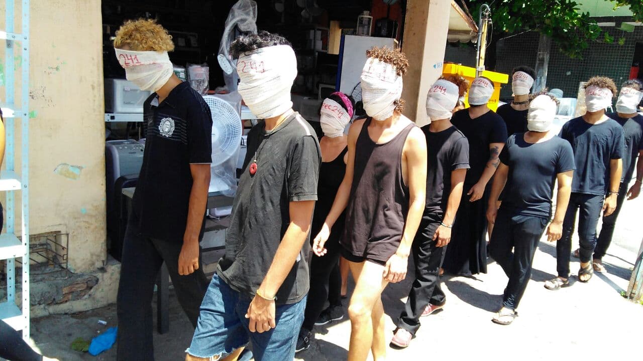 FOTO: Grupo faz manifestação com rostos enfaixados contra a PEC 241 no Alecrim