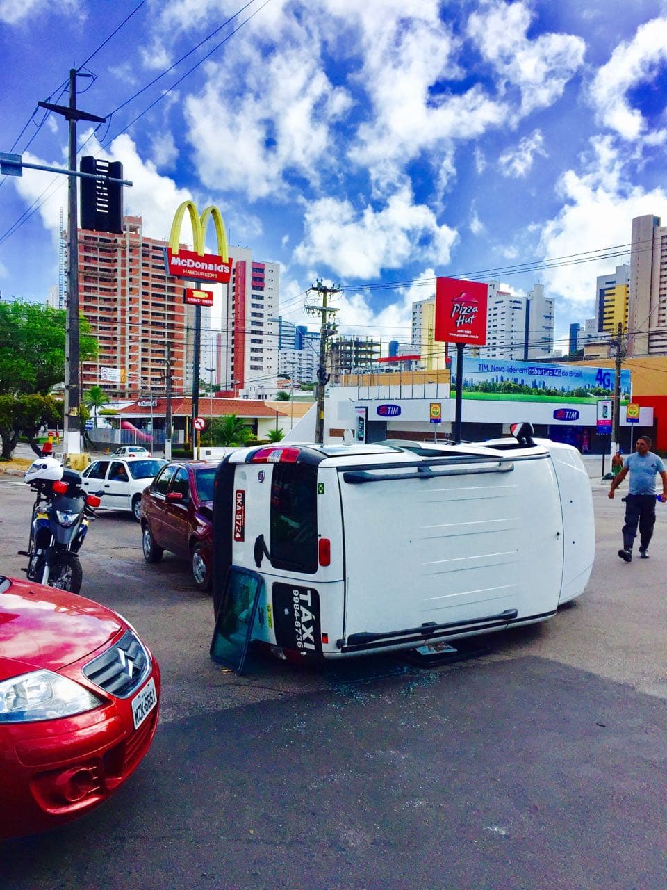 FOTO: Colisão entre dois carros no cruzamento das Avenidas Prudente de Morais e Alexandrino de Alencar