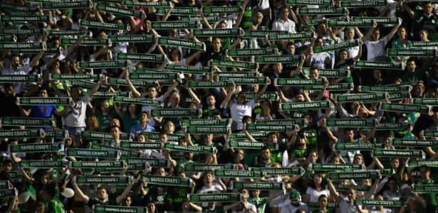 Arena Condá recebe homenagens a vítimas da Colômbia com gritos de "campeão"