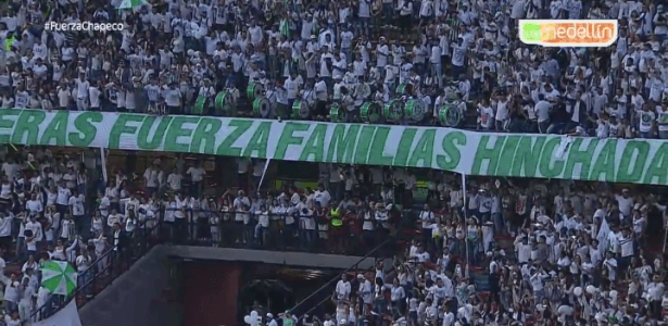 Colombianos lotam estádio em Medellín em homenagem à Chapecoense