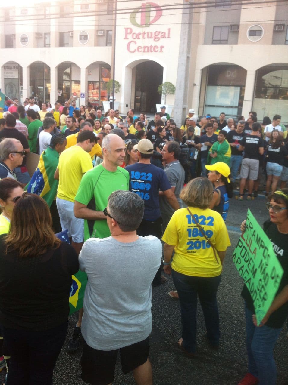 Veja FOTO de momento na manifestação que acontece em Natal neste domingo