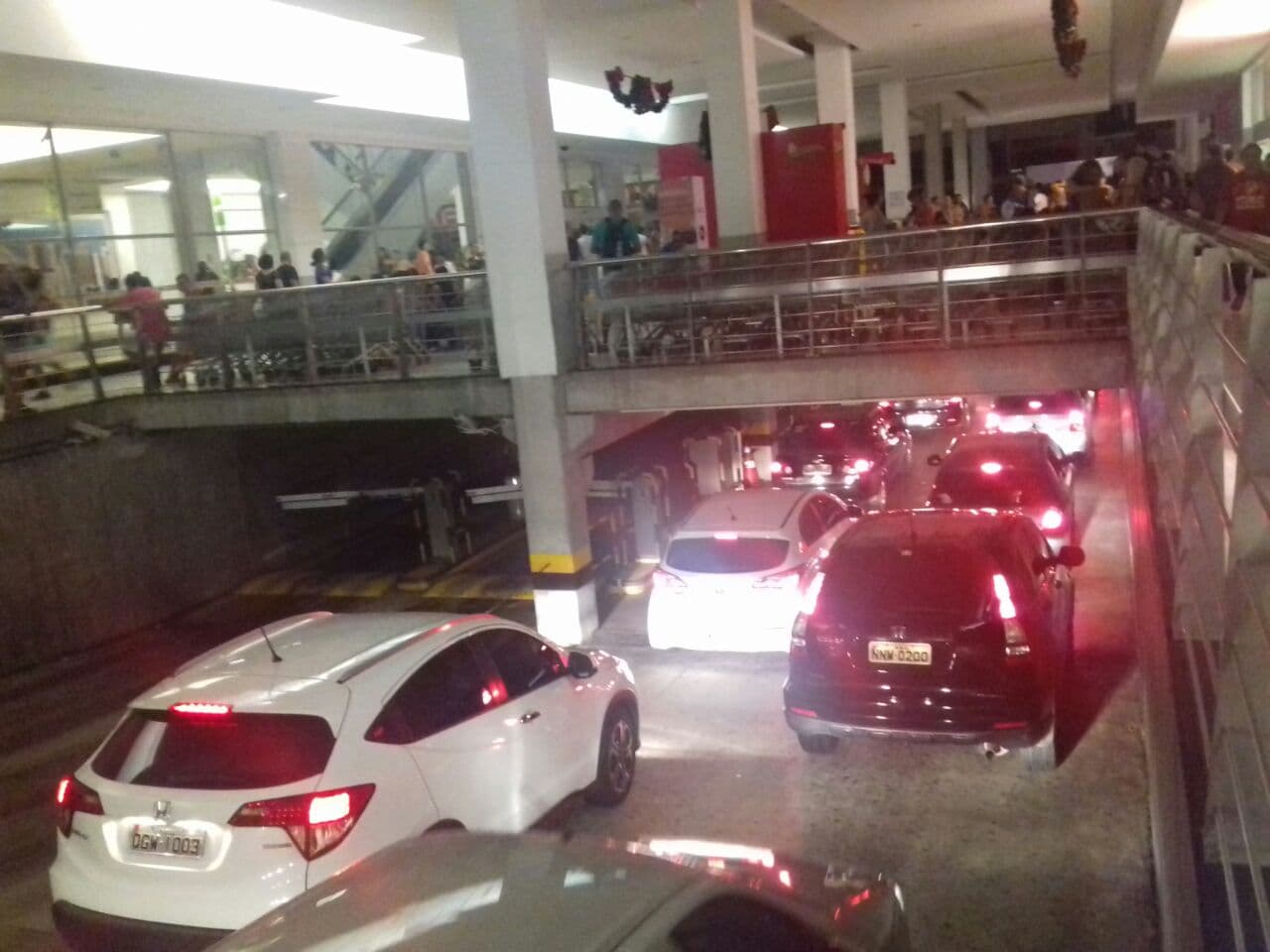 FOTO: Clientes enfrentam dificuldade de sair dos shoppings de Natal