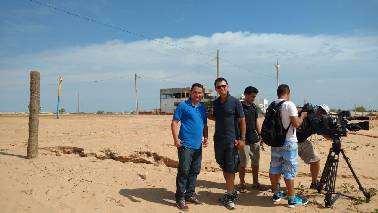 FOTOS: Repórter Tino Marcos faz matéria na praia de Caiçara do Norte