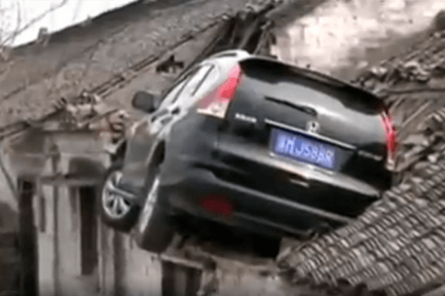 FOTO: Na China, motorista perde controle e carro vai parar no telhado