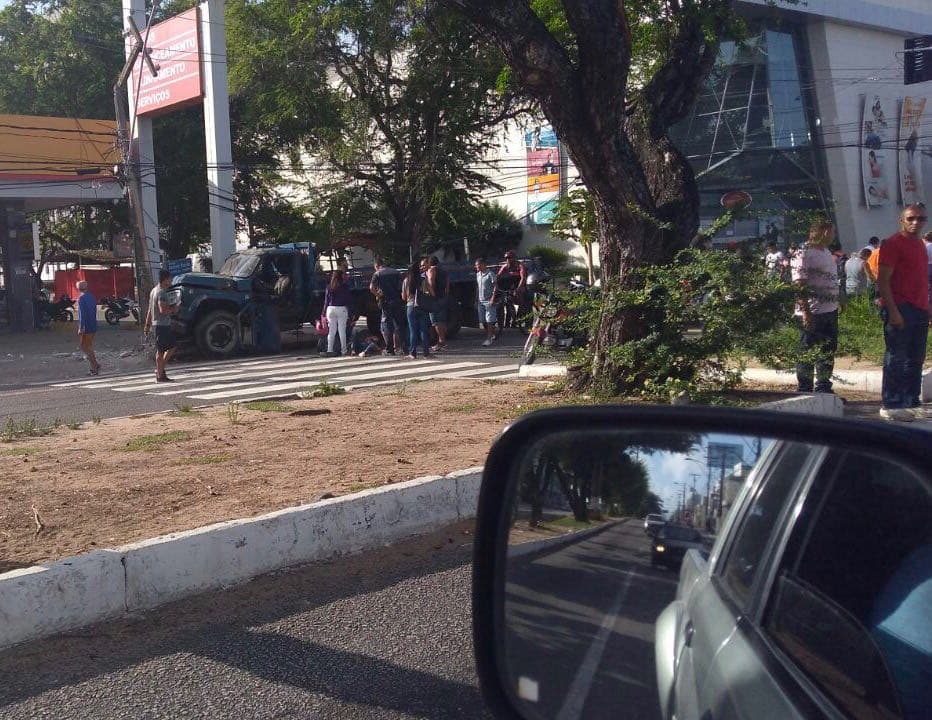 FOTO: Acidente com vítima fatal no cruzamento das Avs. Prudente de Morais e Antônio Basílio