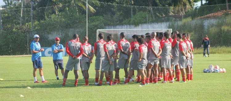 Roberto Fernandes relaciona 22 jogadores para jogo contra o Atlético-GO pela Copa do Brasil nesta terça