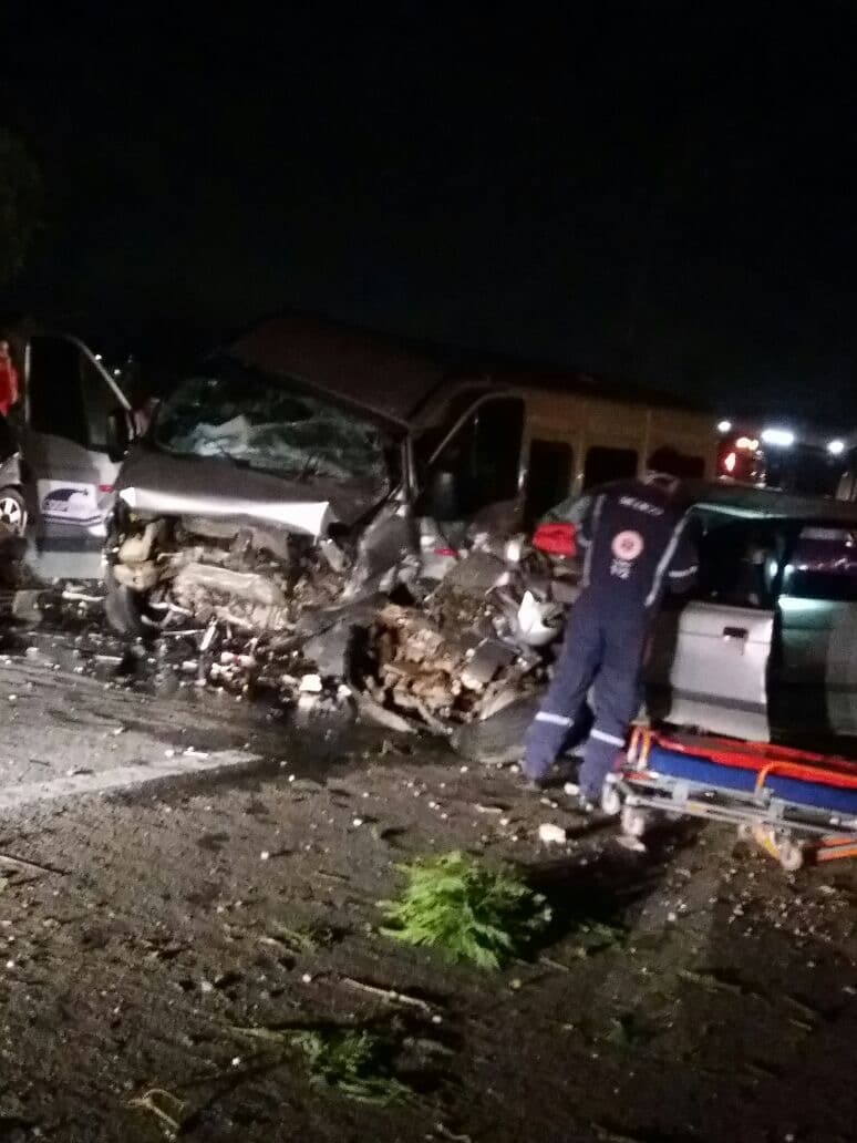 FOTOS: Caminhonete e van batem de frente e deixam nove feridos na BR-304, RN