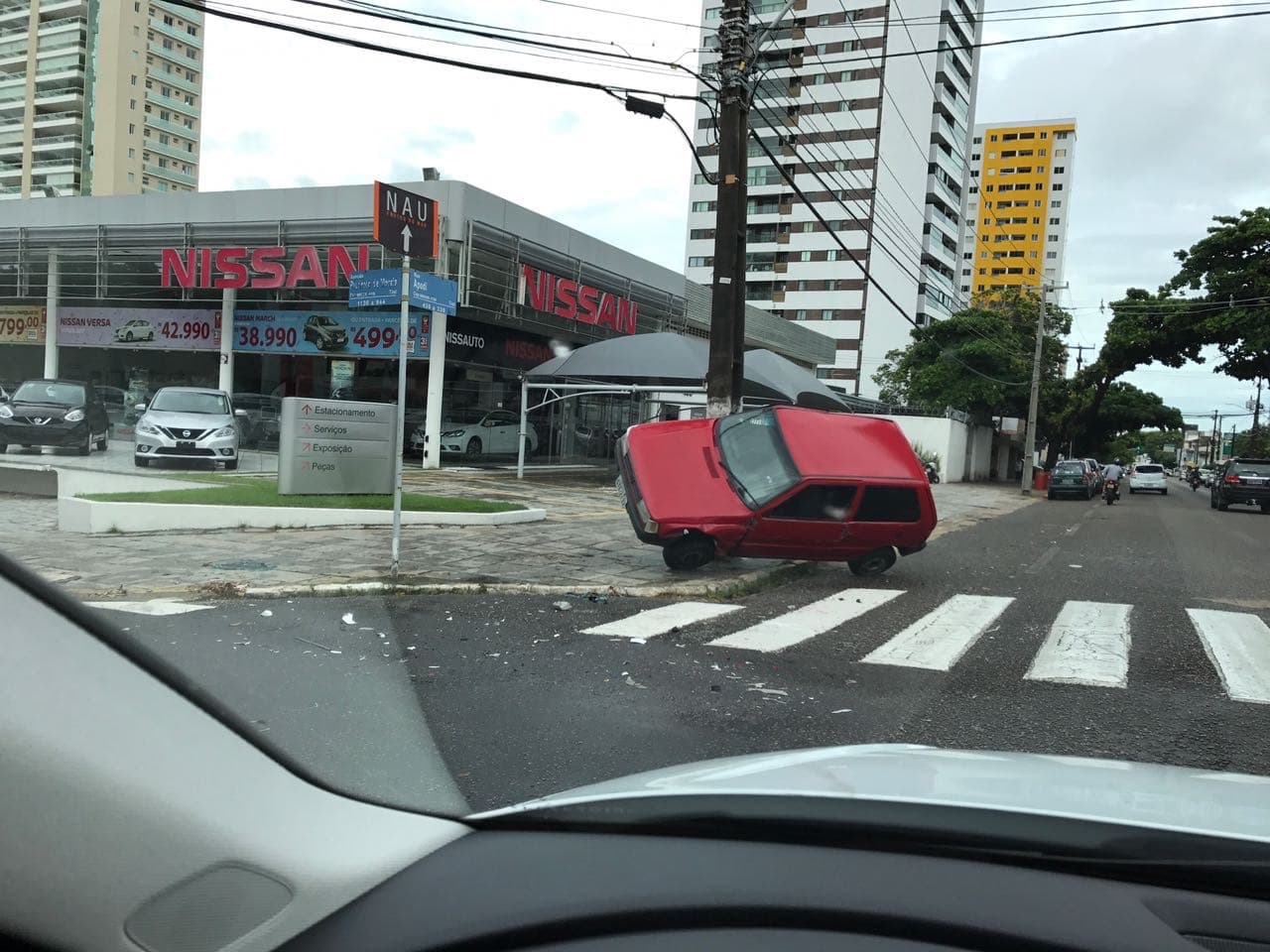FOTO INUSITADA: carro sobe poste