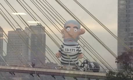 Boneco inflável de Lula sofre ‘atentado’ em São Paulo