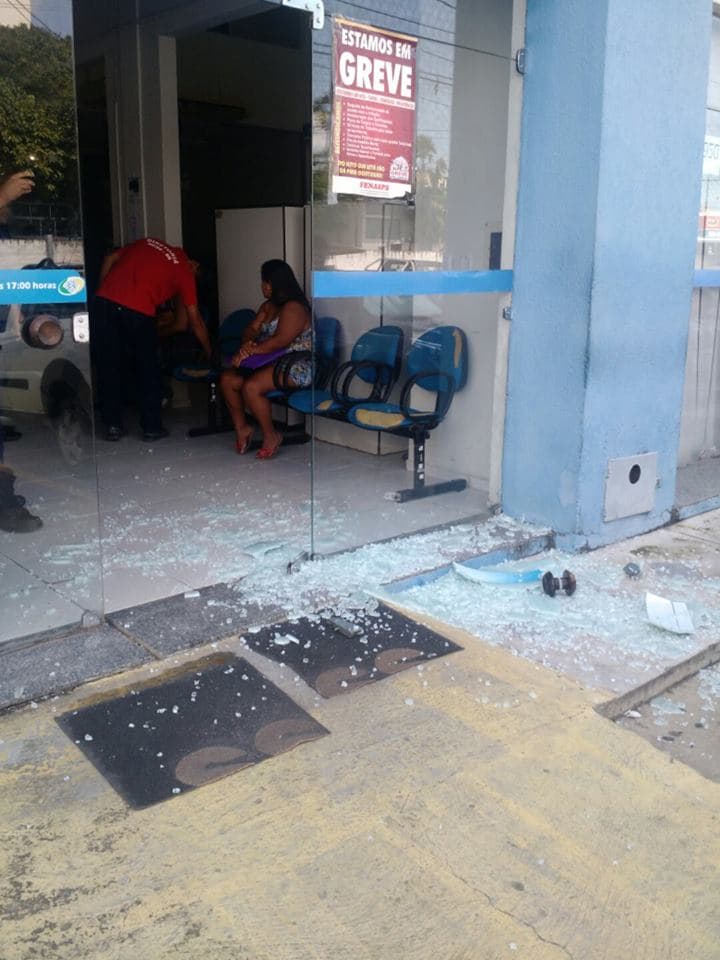 FOTO: Revoltado com greve, segurado do INSS quebra porta de entrada em Natal